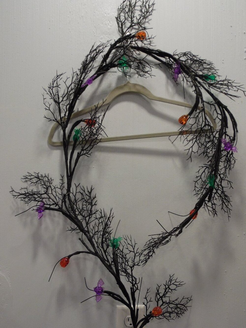New LIghted Spooky Garland with Remote and hanging hooks